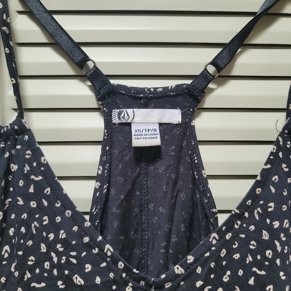 🖤 Volcom tank top 🌊 - Picture 4 of 4